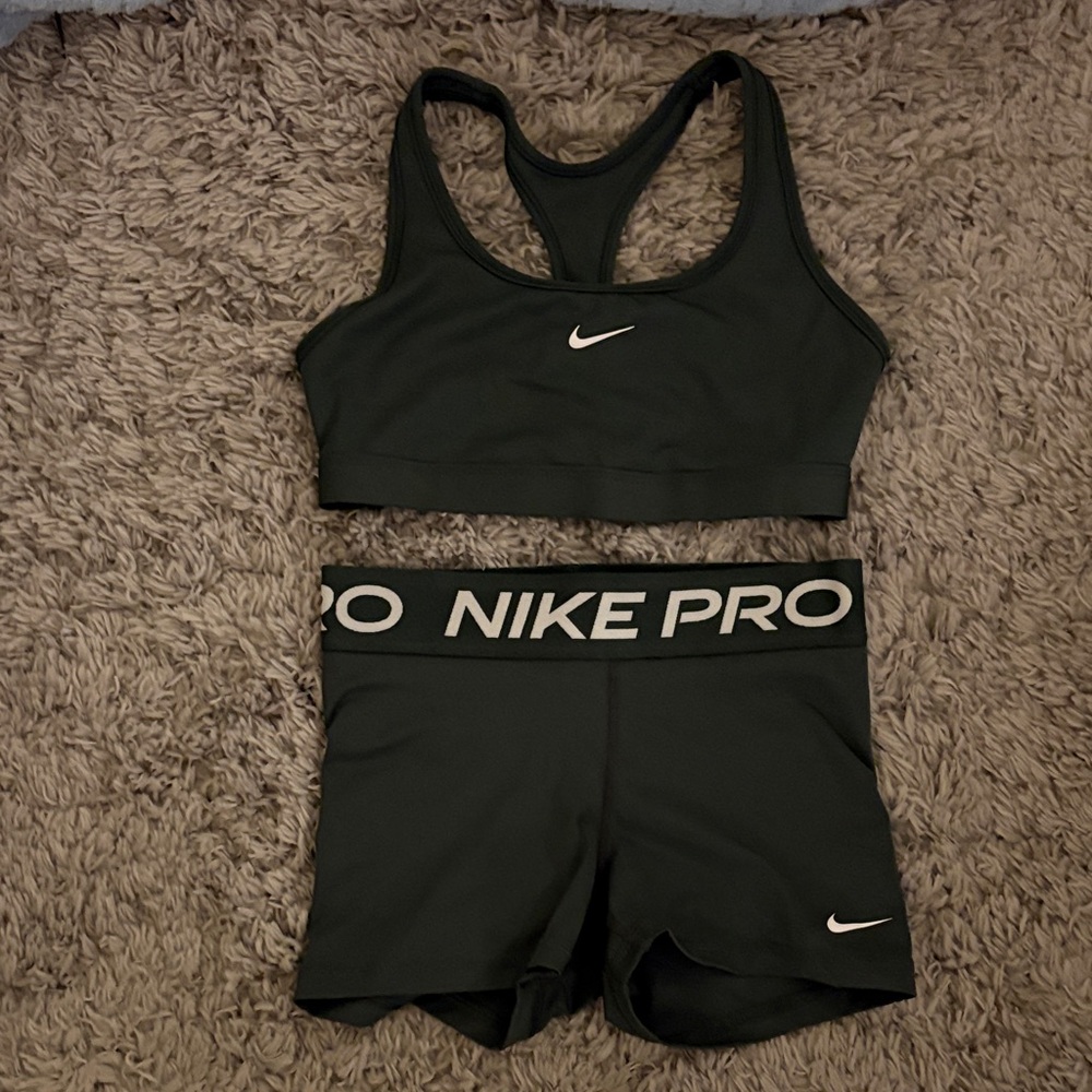 BARLEY WORN Nike Pro Olive Set